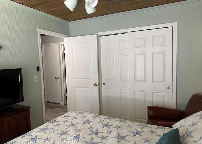Cozy Retreat: 3-Bedroom House & Cottage with Outdoor Oasis Lake Worth Beach