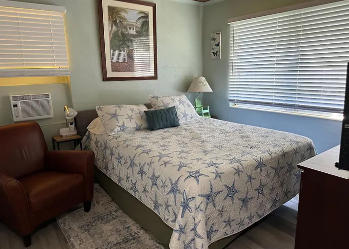 Cozy Retreat: 3-Bedroom House & Cottage with Outdoor Oasis Lake Worth Beach
