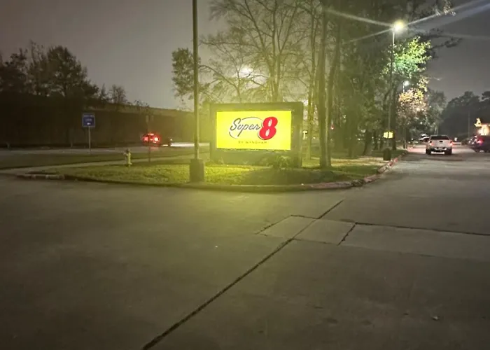 Super 8 By Wyndham The Woodlands North Hotel