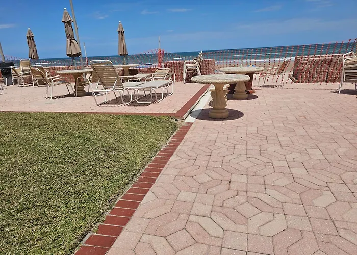 Oceanfront Escape With 2 Pools! Aparthotel Daytona Beach