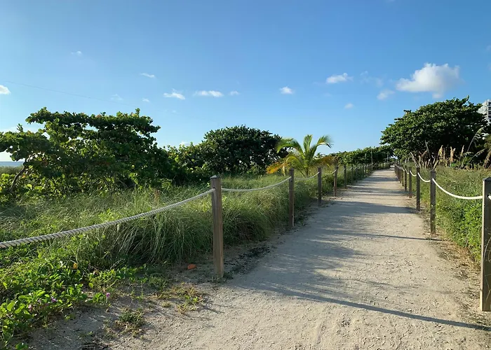 Biscayne Garden'S Studio Golden Glades