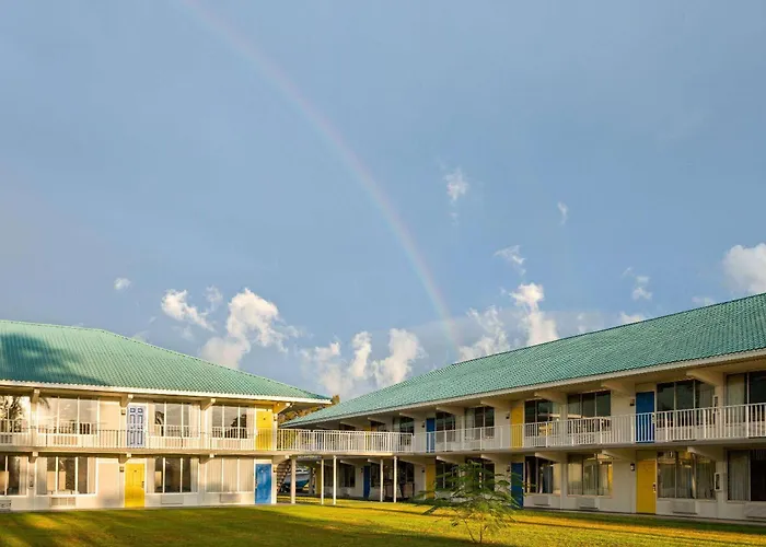 Days Inn & Suites By Wyndham Fort Pierce Midtown