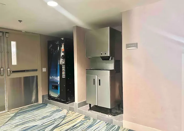 Beach Condo With Balcony And Ocean Views Dl