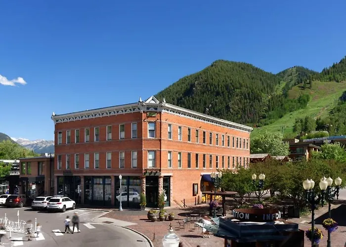 Independence Square 202, Hotel Room Over-Looking The Mall And Aspen Mountain