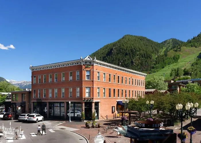 Independence Square 213, Spacious Hotel Room With 2 Queen Beds, Wet Bar, And Sitting Area Aspen