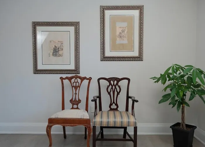 Private Suite In Forest Hill With Full Kitchen And Parking Toronto