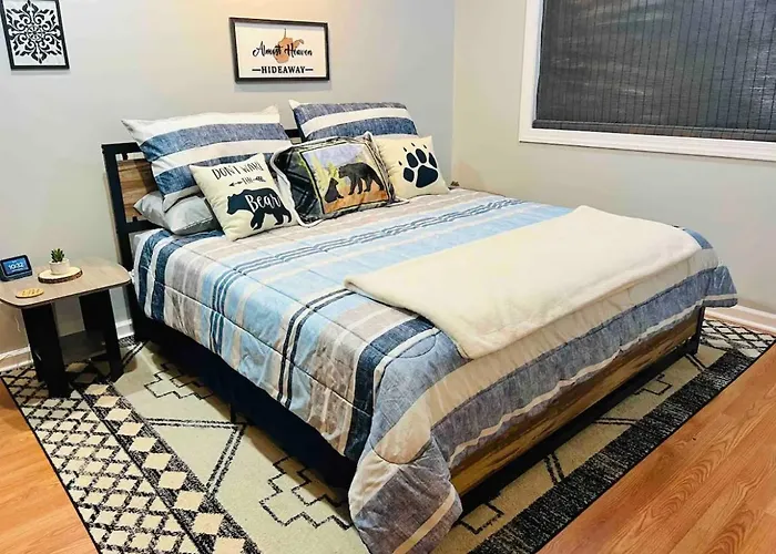 The Bear'S Den Hotel Charleston