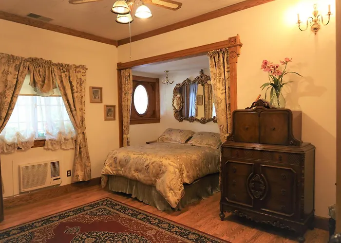 Mariposa Hotel Inn