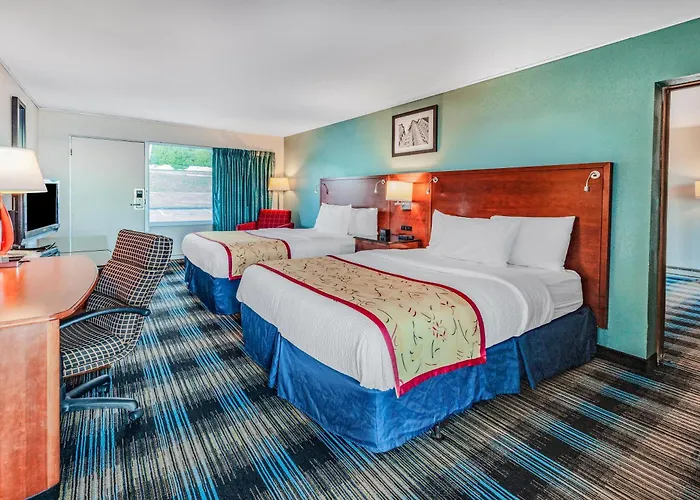 Days Inn & Suites By Wyndham St. Ignace Lakefront