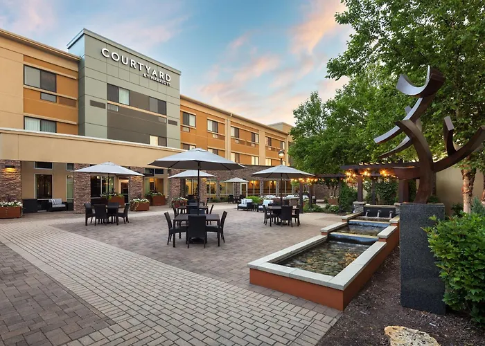 Courtyard Mankato Hotel & Event Center