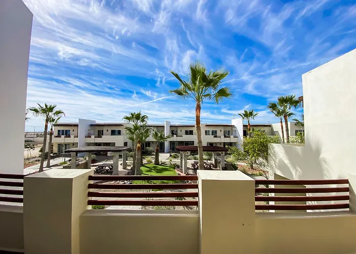 New Built Condo Minutes To Beach!