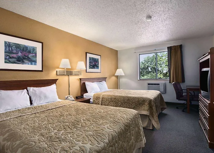 Super 8 By Wyndham Canton/Livonia Area
