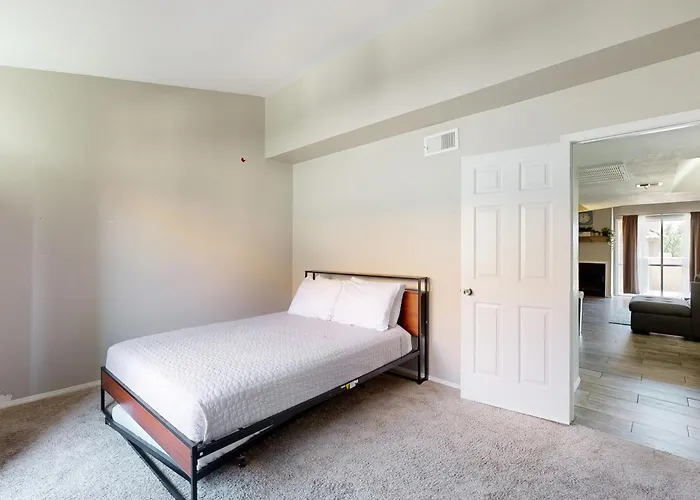 Modern Scottsdale South Apartment