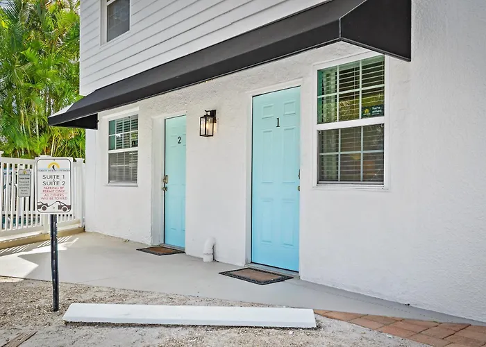 Parrot Beach Cottages Suite #2 Siesta Key