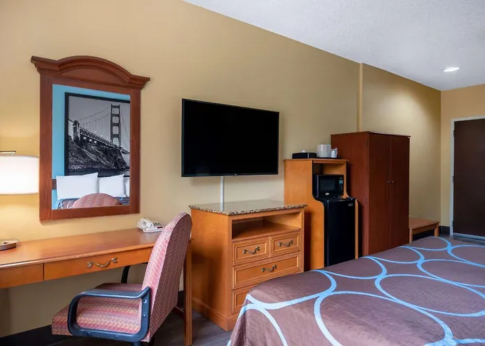 Super 8 By Wyndham Salisbury Hotel