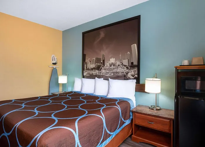 Super 8 By Wyndham Salisbury Hotel