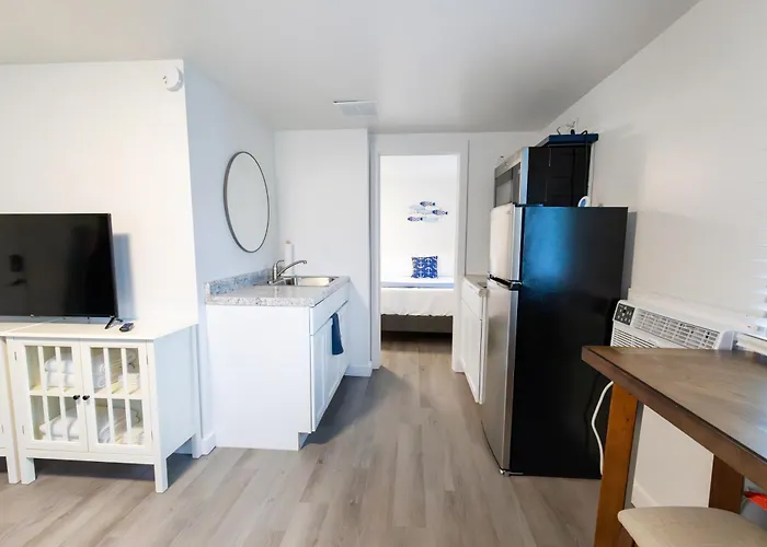 Anchor Bay Inn And Suites