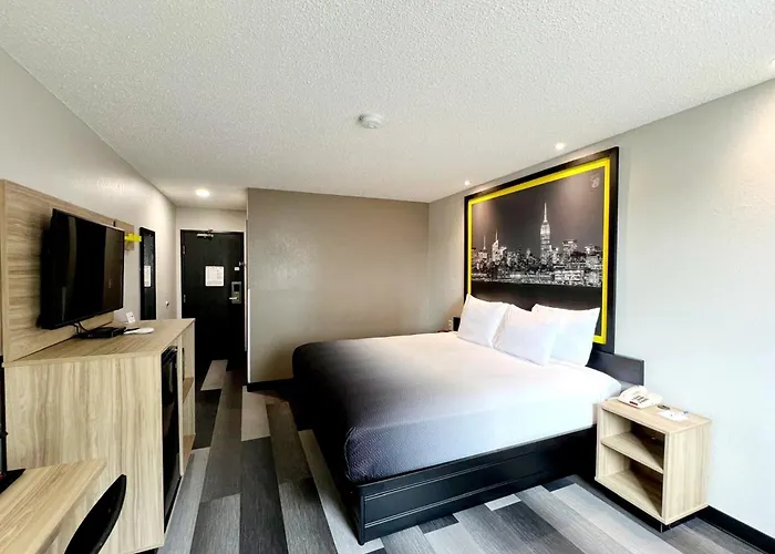 Super 8 By Wyndham Cedar Rapids