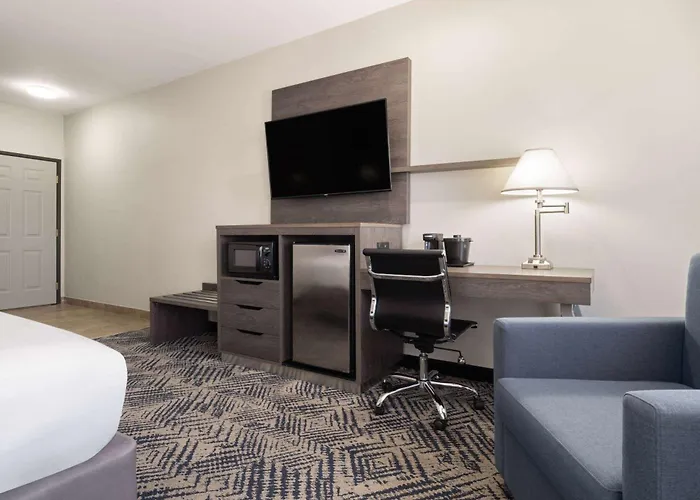 La Quinta By Wyndham Tulsa Airport / Expo Square Hotel