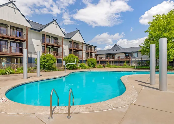 Polynesian Hotel & Suites Wisconsin Dells