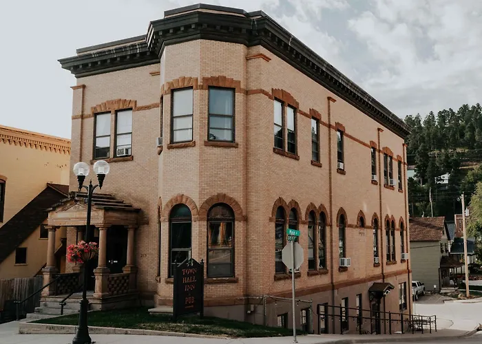 Town Hall Inn Lead