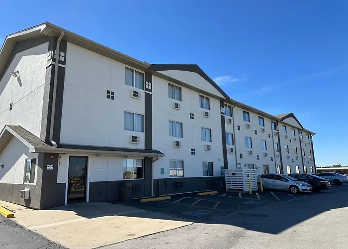 Super 8 By Wyndham Bloomington Normal Hotel
