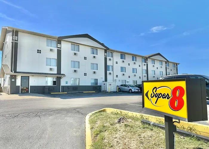 Super 8 By Wyndham Bloomington Normal Hotel