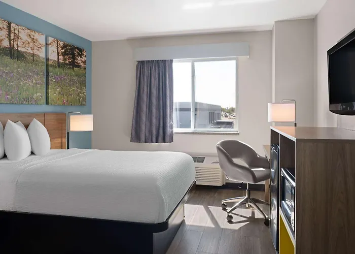 Days Inn By Wyndham Neenah