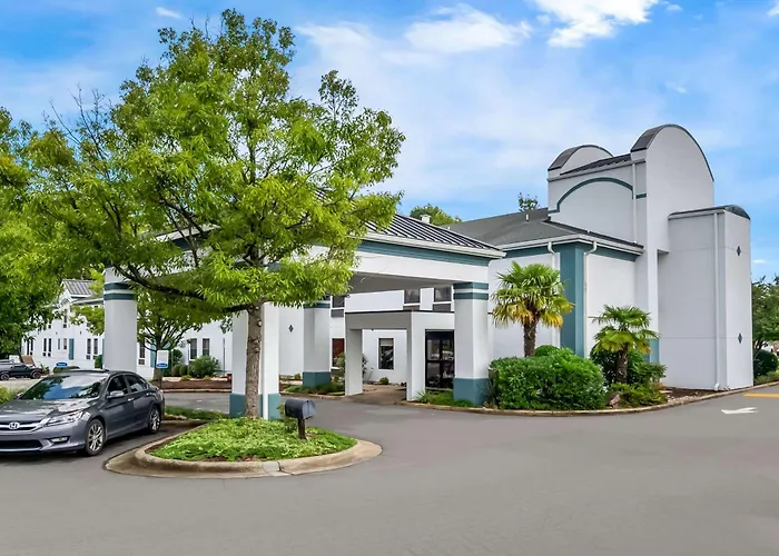 Clarion Pointe Apex - Holly Springs Hotel
