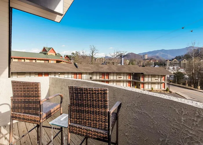 Econo Lodge Inn & Suites On The River Gatlinburg
