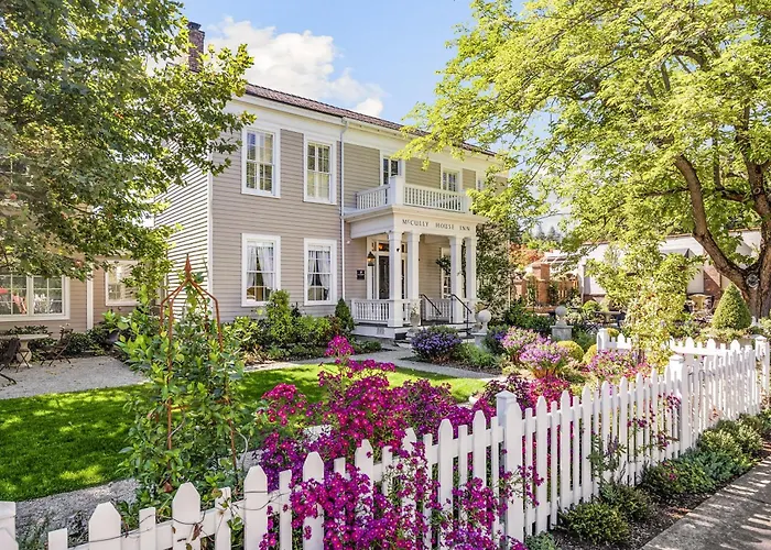 Mccully House Inn