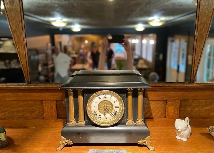 Mccully House Inn