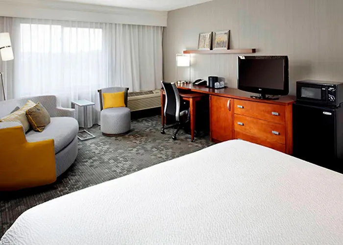 Courtyard By Marriott Akron Stow