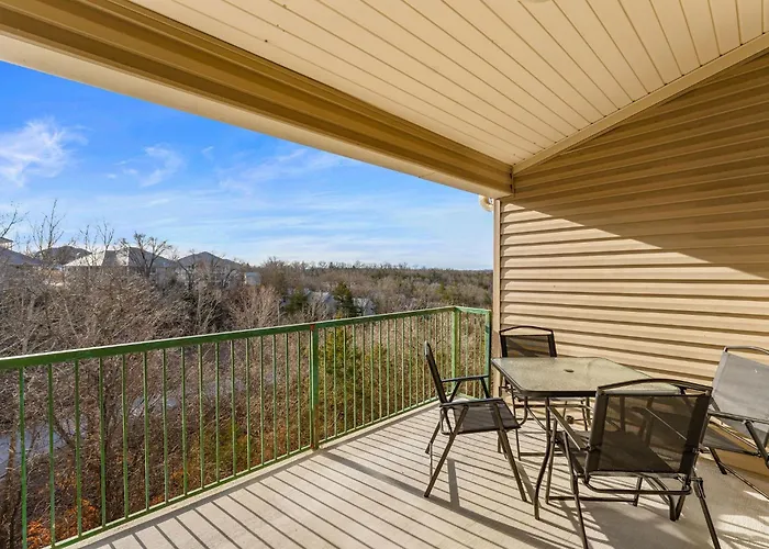 Cozy Top Floor 2Br Condo With View And Amenities!!