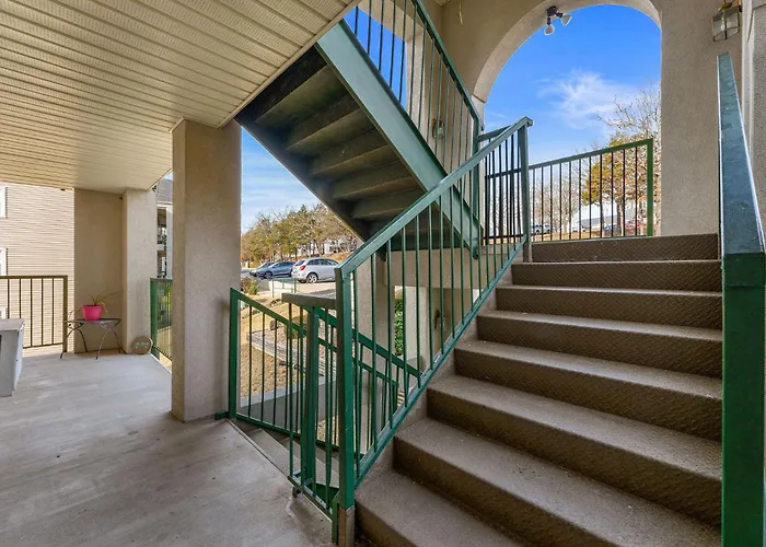 Cozy Top Floor 2Br Condo With View And Amenities!!