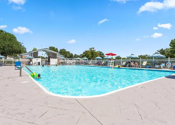Cozy Top Floor 2Br Condo With View And Amenities!!