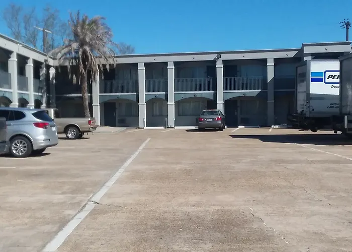 Howard Johnson By Wyndham Historic Lake Charles