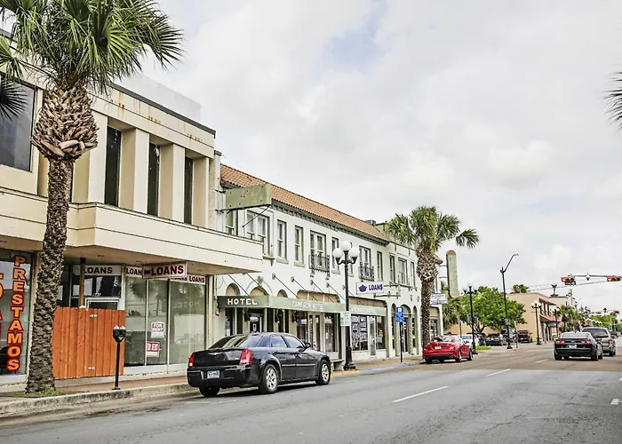 Oyo Historic Cameron Hotel Brownsville I-69E