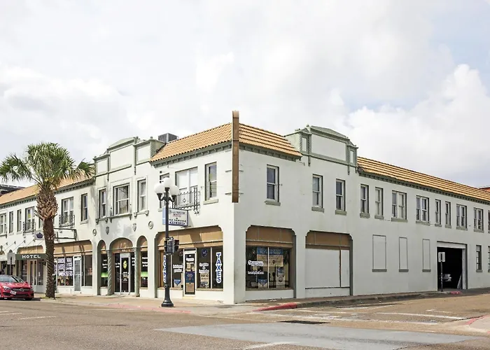 Oyo Historic Cameron Hotel Brownsville I-69E
