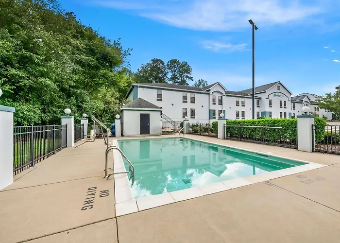 Clarion Pointe Apex - Holly Springs Hotel