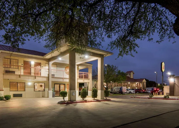 Super 8 By Wyndham Grand Prairie Southwest Motel