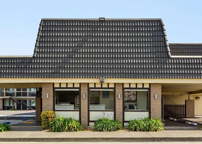 Super 8 By Wyndham Eureka Hotel