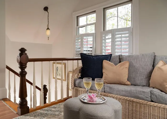 White Doe Inn Bed & Breakfast Manteo