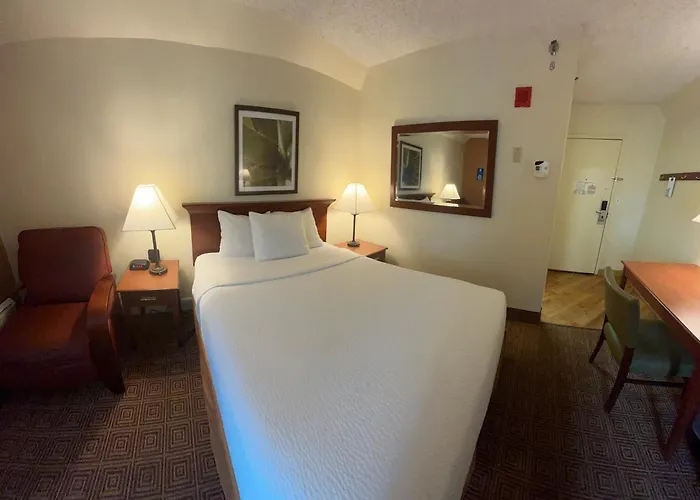 La Quinta By Wyndham Stamford / New York City