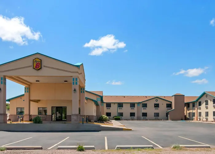 Super 8 By Wyndham Santa Rosa Hotel