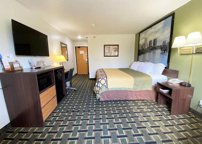 Super 8 By Wyndham Newport News/Jefferson Ave. Hotel