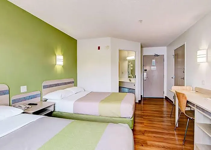 Super 8 By Wyndham Aurora East Hotel