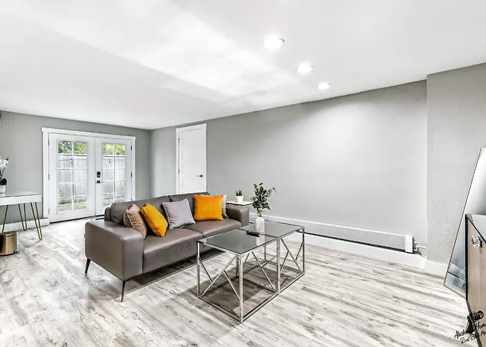 Modern Lower Level 1Bedroom Suite