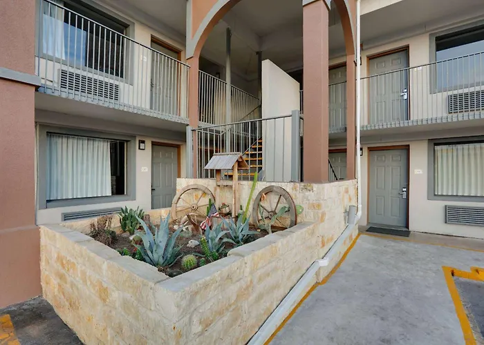 Super 8 By Wyndham San Antonio Pearl District Downtown