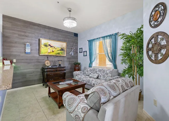 Cozy & Spacious Condo 10Min Walk To Beach